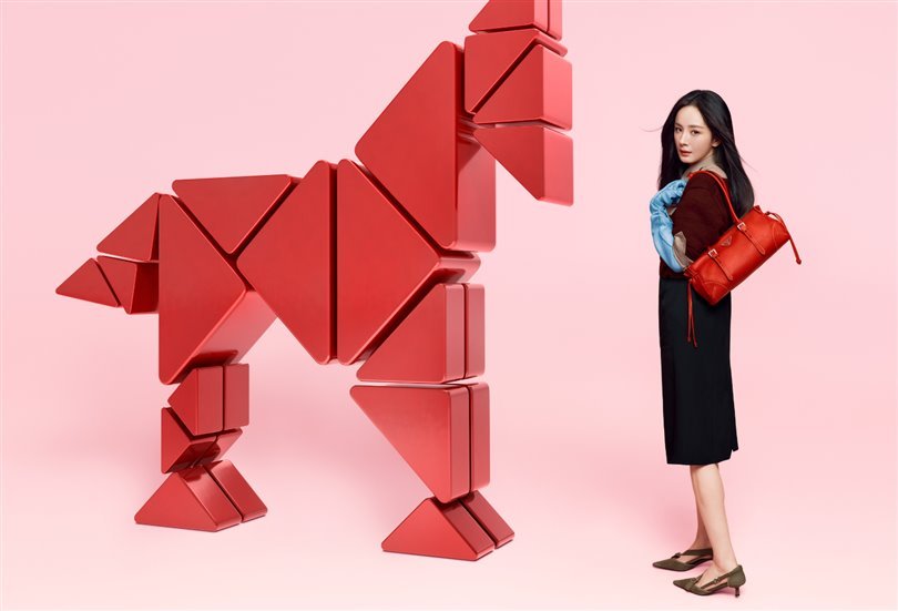 Prada, 2026 Çin Ay Takvimi'nde Üçgen Ateş Atı İle Şenlik Yapıyor