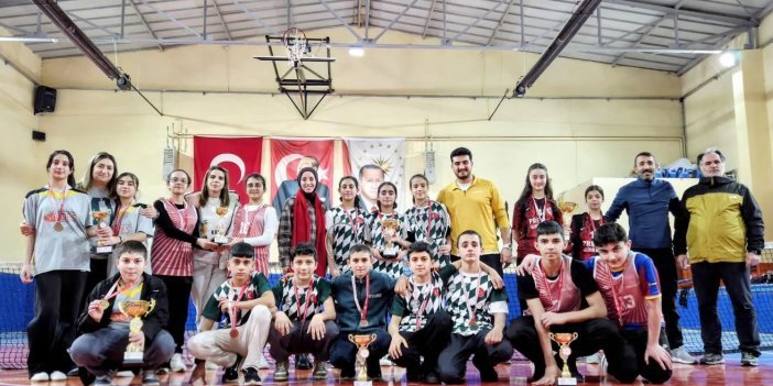 Kars'ta Gençler Tenis Turnuvası Tamamlandı, Ödüller Dağıtıldı