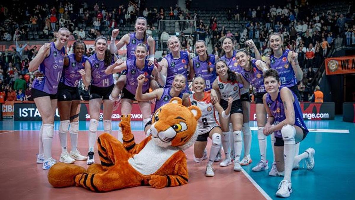 Eczacıbaşı Kendi Sahasında KS Developres'i Yendi - Voleybol Duyuruları