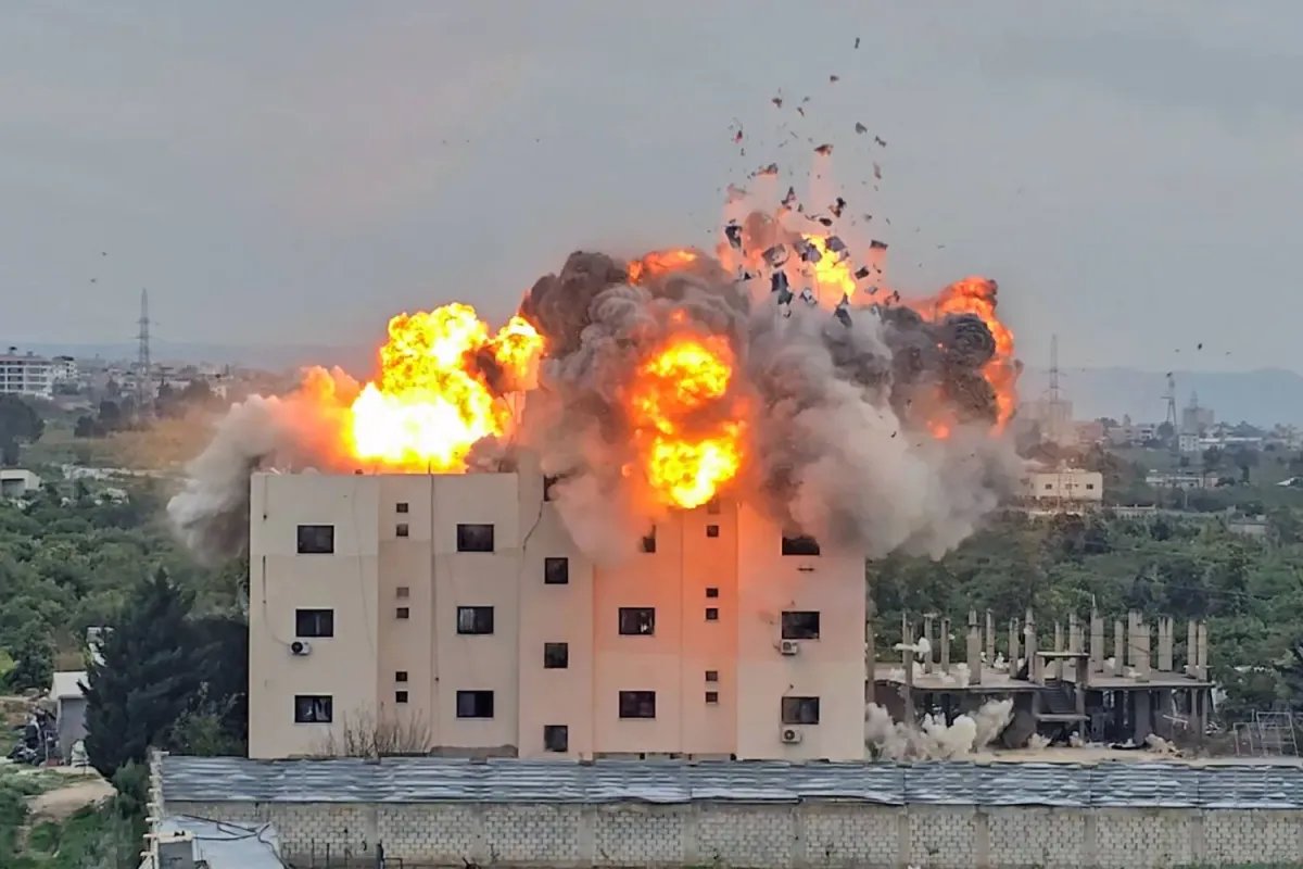 İsrail'in Lübnan Güneyindeki Sağlık Merkezine Yönelik Saldırısı: 12 Ölü