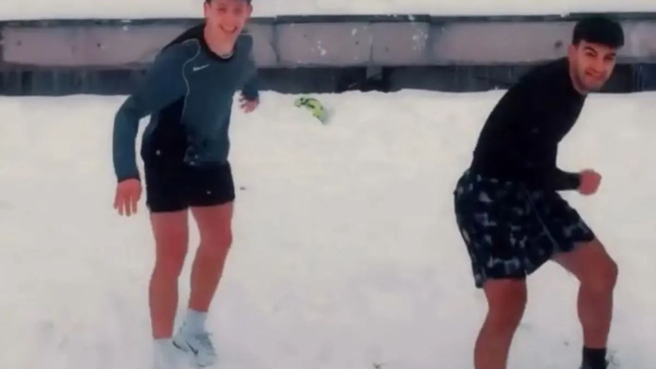 Arda Güler ve Yiğit Efe Demir, Karda Futbol Keyfi Yaptı