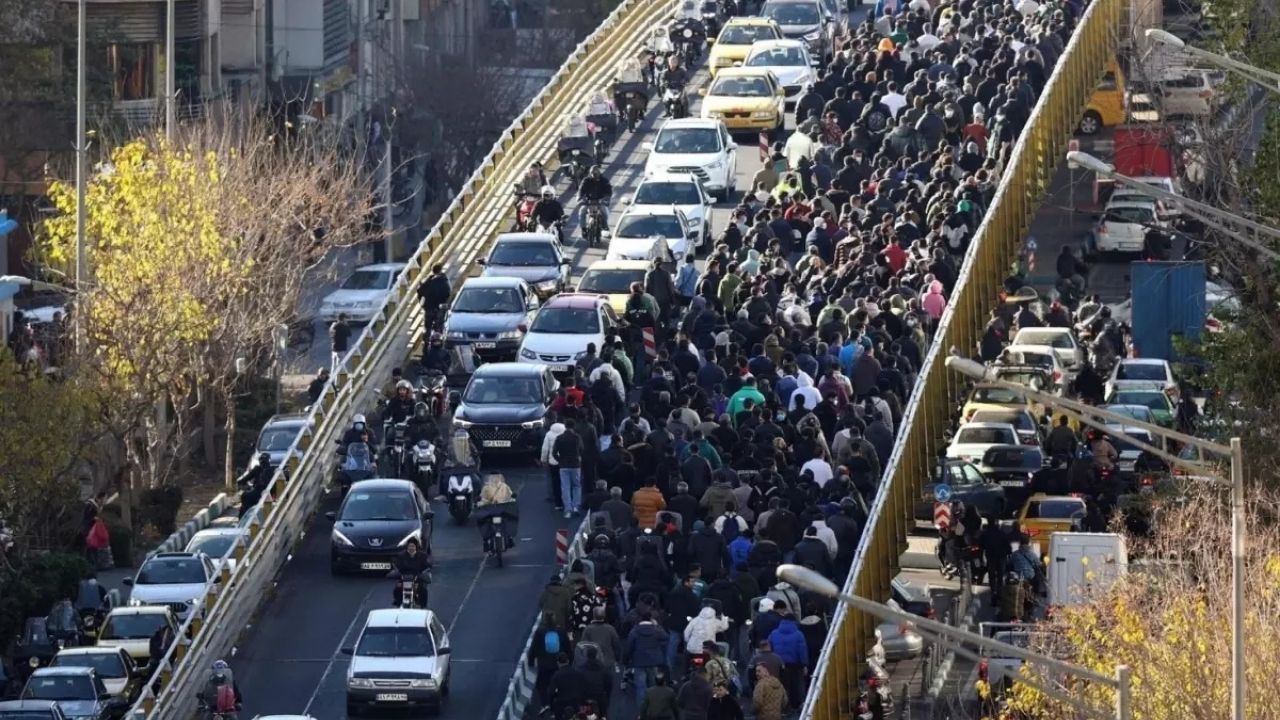 İran’da hayat pahalılığı protestoları: Kaymakamlık binasına saldırı
