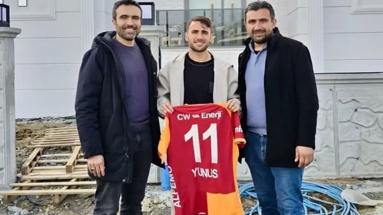 Yunus Akgün Yeni Villasında Formayla Poz Verdi
