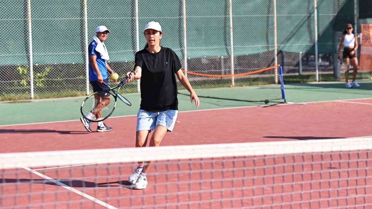 Antalya’da Her Yaşa Özel Ücretsiz Tenis Kursları Sürüyor