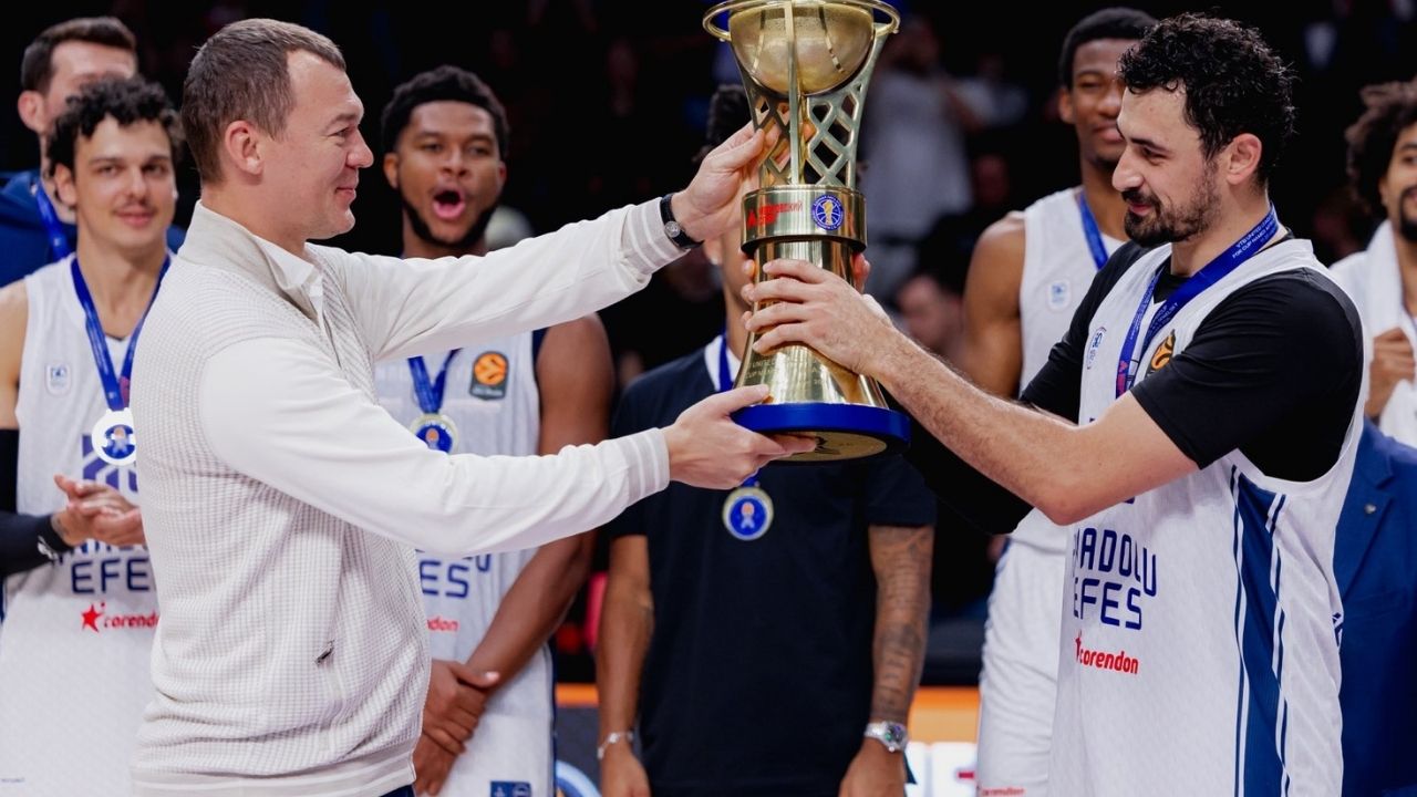 Anadolu Efes Finalde Şov Yaptı: Mike James’le Kupa Geldi