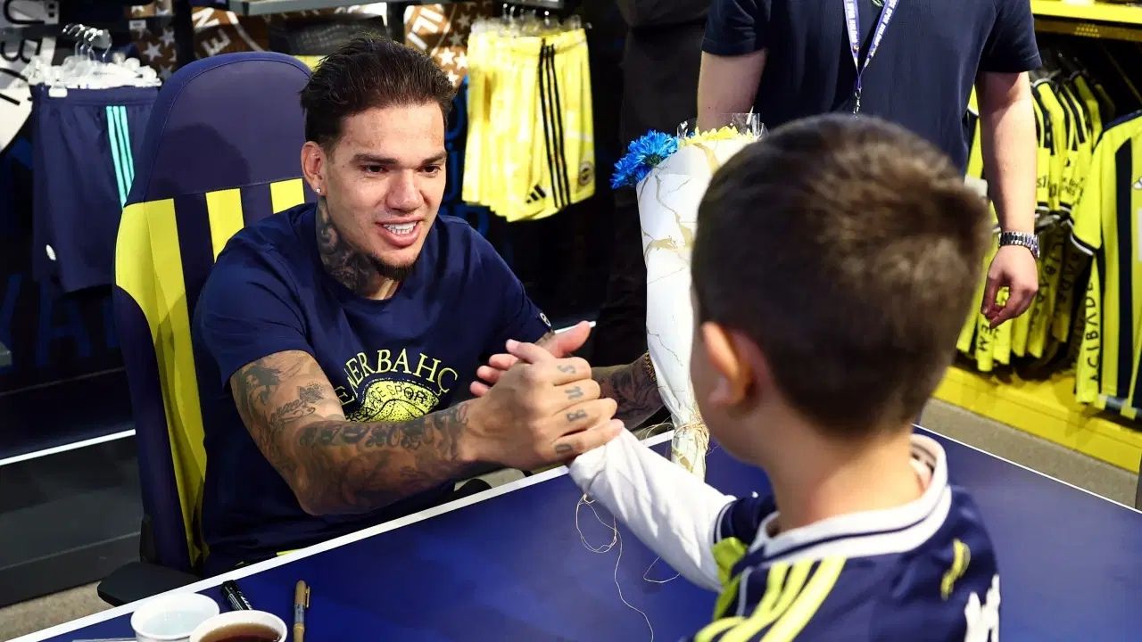 Fenerbahçeli Ederson Taraftarlarla Buluşarak İmza Dağıttı