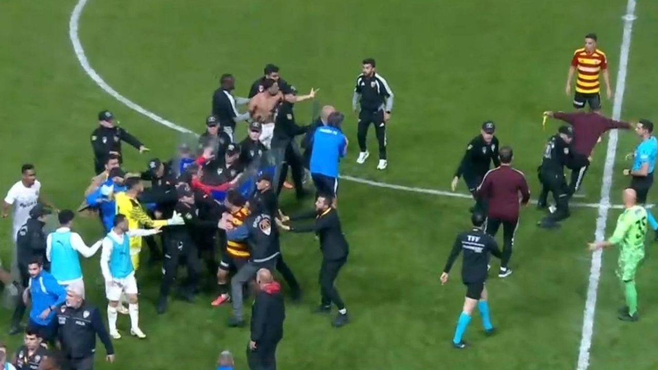 Kayserispor-Manisa FK Maçında Son Düdükle Birlikte Gerginlik Çıktı