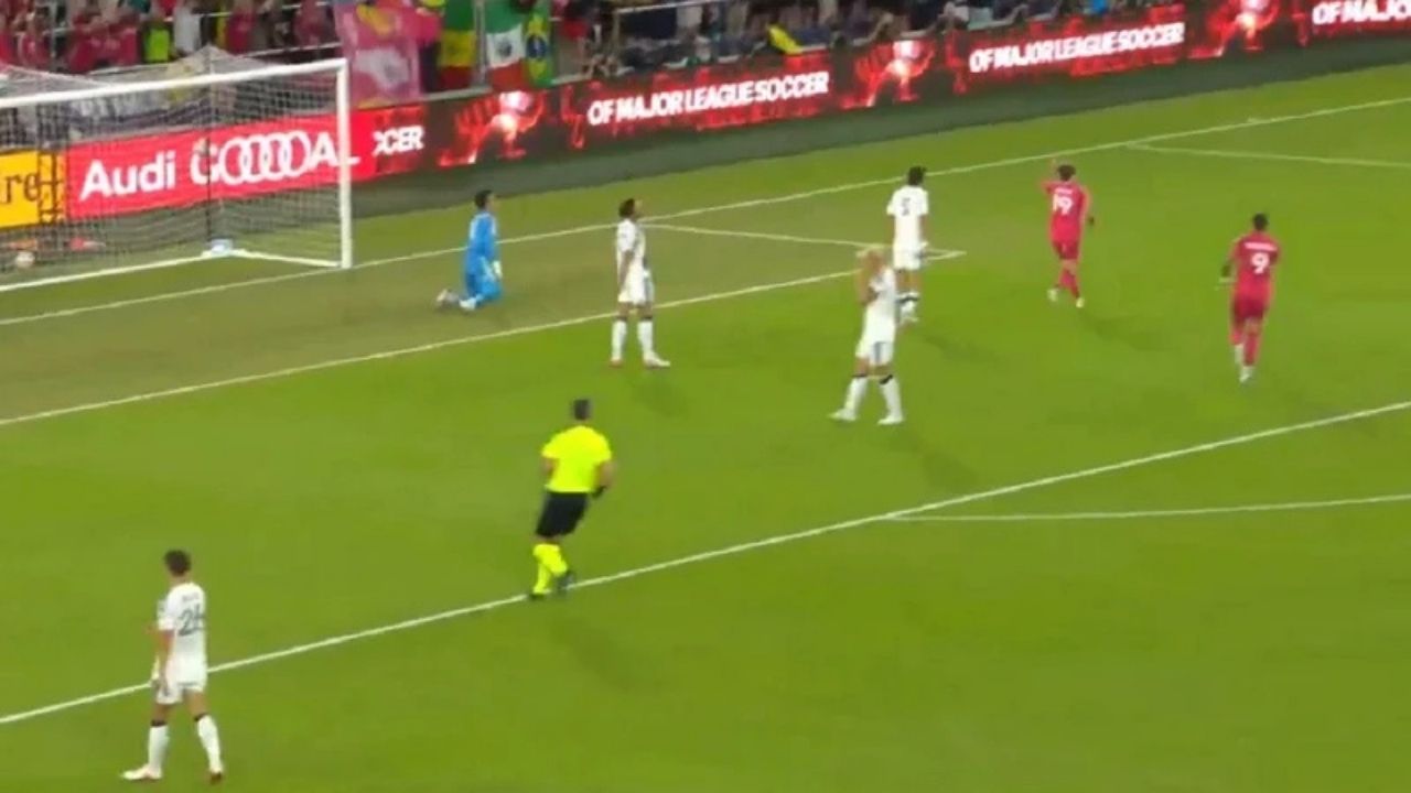 Süper Lig’den Ayrılan Carlo Holse, 21 Dakikada Hat-Trick Yaptı