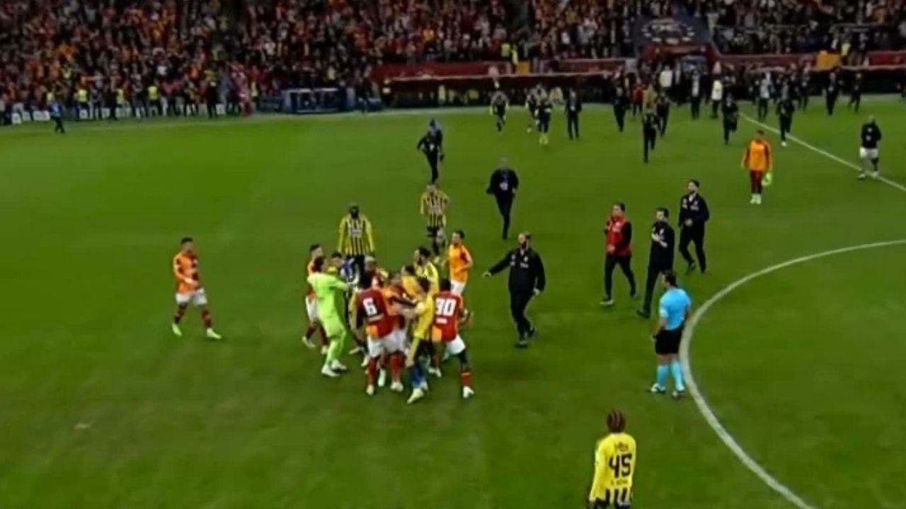 Galatasaray-Fenerbahçe Derbisi Sonrası Sahada Kavga Çıktı
