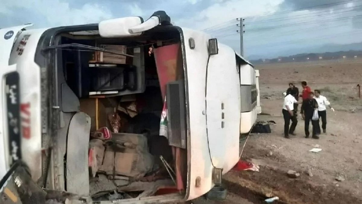 İran’da Yolcu Otobüsü Devrildi: 8 Kişi Hayatını Kaybetti