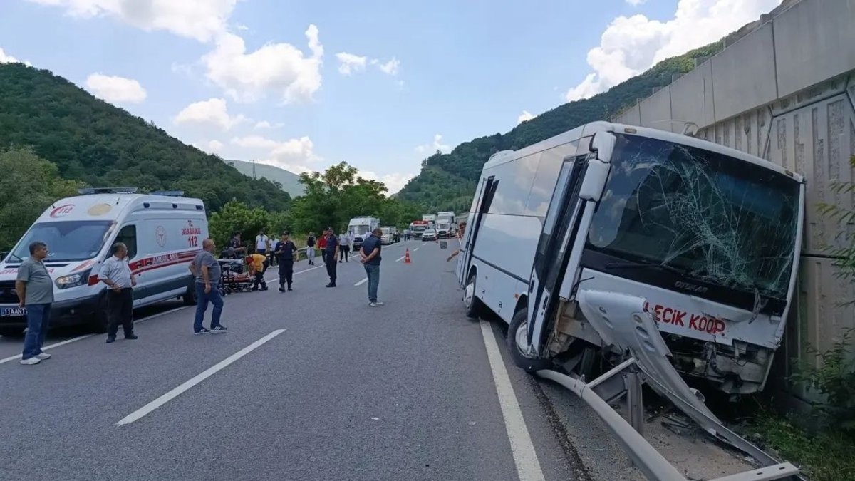 Bilecik’te Feci Kaza: Minibüs Tıra Arkadan Çarptı, 6 Kişi Yaralandı