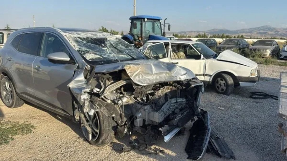 Afyonkarahisar’da Feci Kaza: İki Otomobil Çarpıştı, 1 Kişi Hayatını Kaybetti