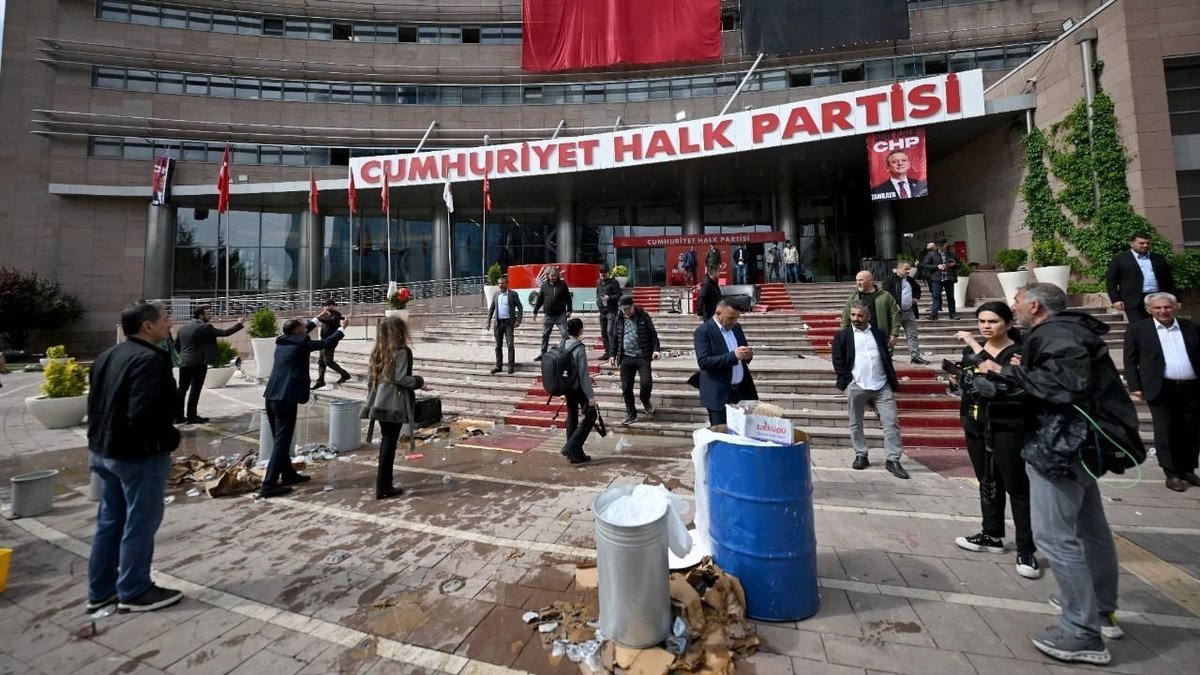 CHP Genel Merkezinde Gerilim Tırmandı: Polis Müdahalesi ve Tahliye Süreci