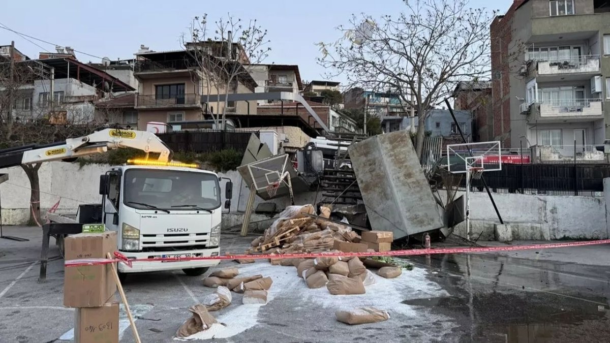 İzmir’de Freni Patlayan Kamyon Okul Bahçesine Girdi: Sürücü Ağır Yaralı